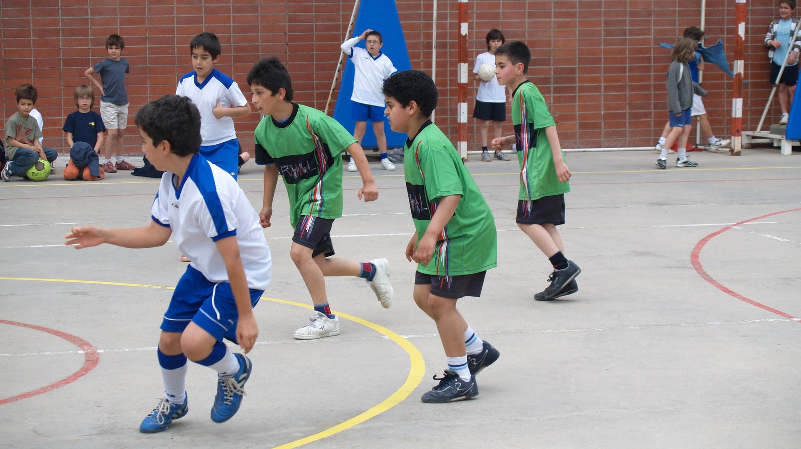 Niños jugando en la escuela