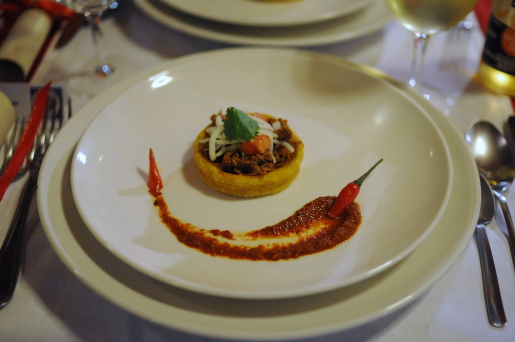 Cuna de maíz gourmet con espejo de chile (sope)